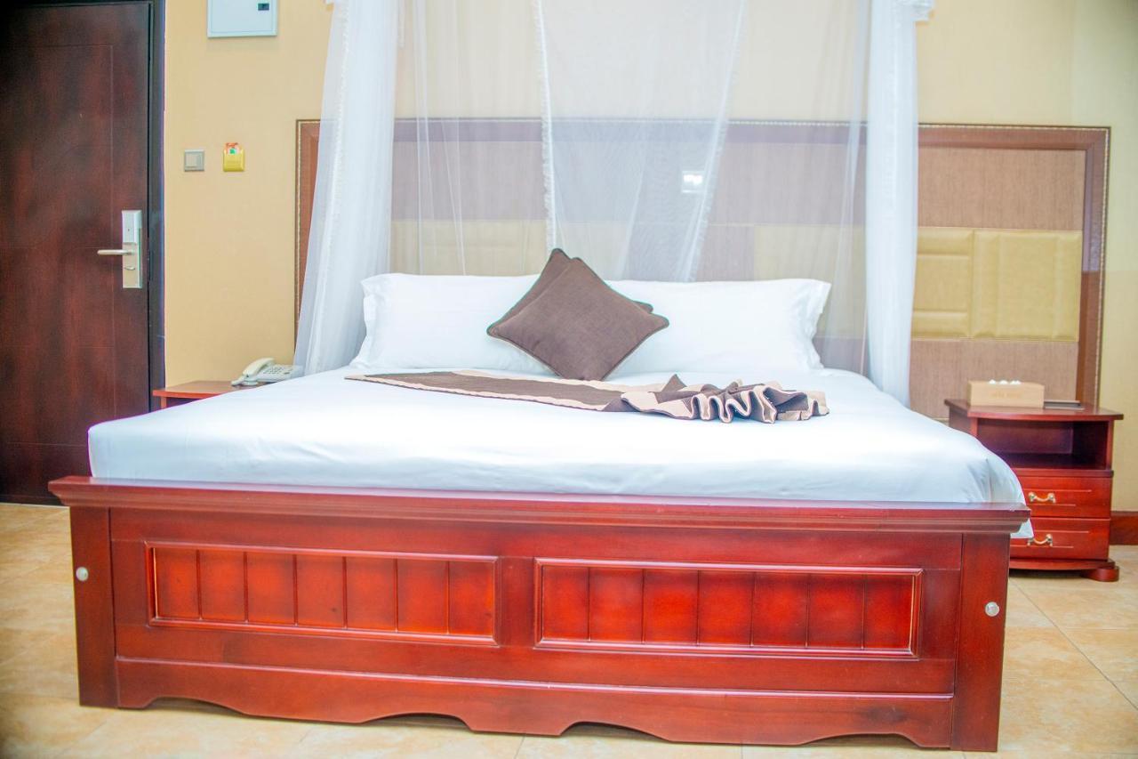 Hera Hotel Kampala Esterno foto
