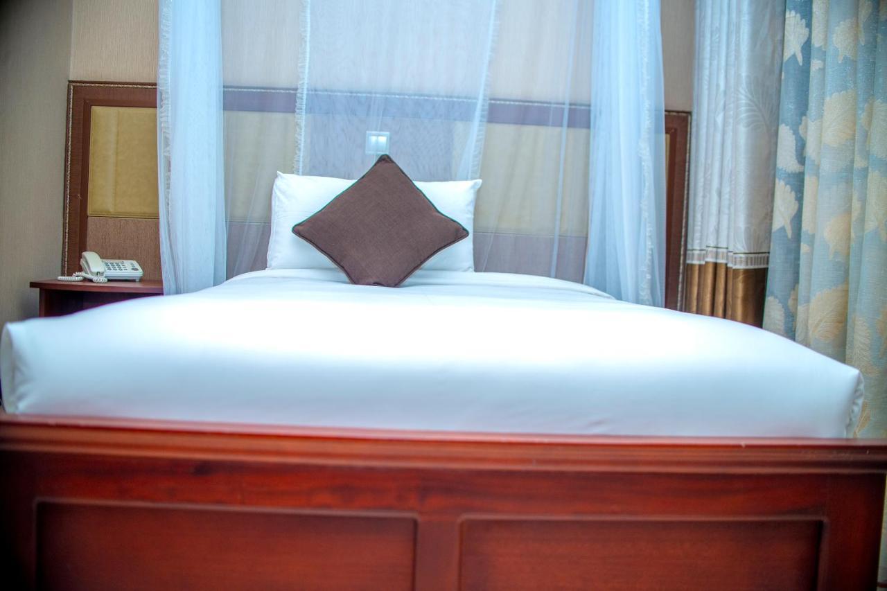 Hera Hotel Kampala Esterno foto